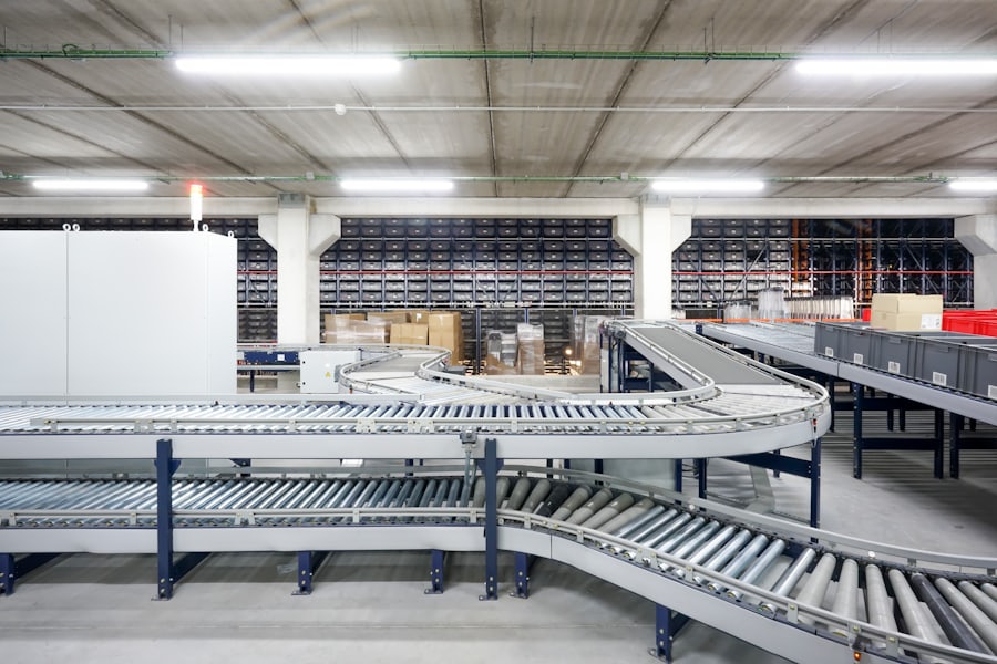 Linea di confezionamento industriale con nastro trasportatore