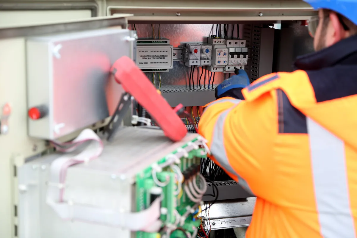 Aggiornamento valido per lavoratori. Approfondimenti sui rischi specifici: CAMPI ELETTROMAGNETICI